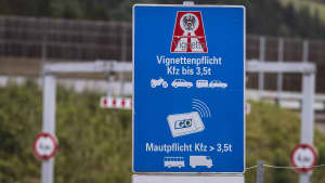 Schild Vignettenpflicht auf Autobahn in Österreich