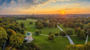 Luftaufnahme des Englischen Gartens in München mit Pavillion