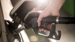 Auto wird mit Tankstutzenbetankt