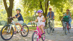 Familie macht Fahrradausflug