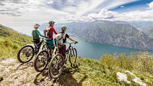 Familie in den Bergen beim Fahrrad fahren