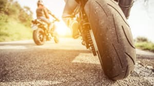 Zwei Motoradfahrer fahren auf einer Strasse