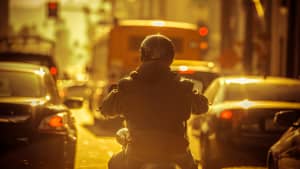 Motorradfahrer schlängelt sich durch Stau