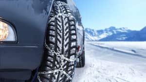 Auto mit Schneeketten