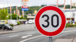 Ein Tempolimit 30 Schild steht am Straßenrand