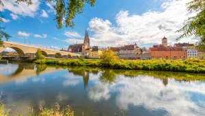 Blick auf die Stadt Regensburg und die Steinerne Brücke