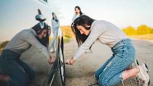 Zwei Frauen haben eine Reifenpanne