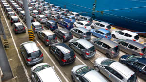 Neuwagen auf einer Fähre nach Spanien