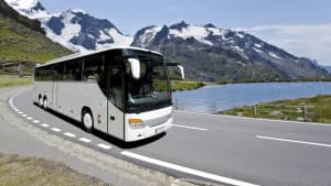 Reisebus fährt auf einer Landstraße