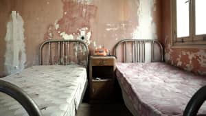 Runtergekommene Hotelzimmer
