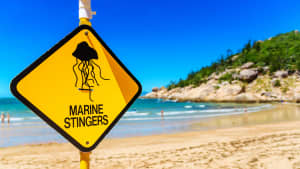 Warnschild an einem Strand in Australien