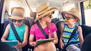 Drei Kinder auf der Rückbank eines Autos