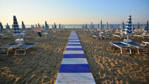 STrand mit Liegestühlen und Sonnenschirmen in Riccione an der Adria