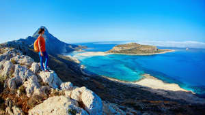 Frau blickt über den Strand von Balos auf Kreta