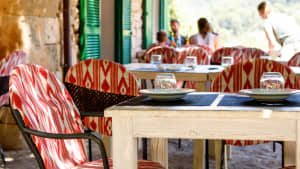 Ein leerer Tisch in einem spanischen Restaurant auf Mallorca
