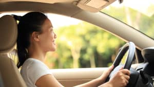 Frau fährt in richtiger Sitzposition im Auto