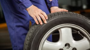 Mechaniker hält einen Reifen