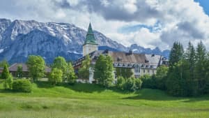 Das Schloss Elmau mit der Zugspitze im Hintergrund