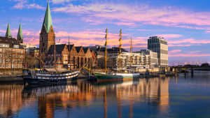 Blick auf Bremen mit der Weser bei Abendstimmung