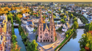 Luftaufnahme der Kirche Saint Paul in Straßburg - Elsass, Frankreich