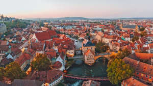 Luftbild von Bamberg mit Regnitz altem Rathaus Klein Venedig und Kloster Miachaelsberg