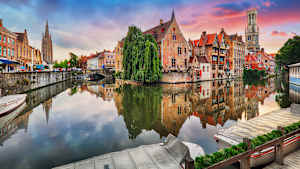 Blick auf Rozenhoedkaai in der Stadt Brügge in Belgien