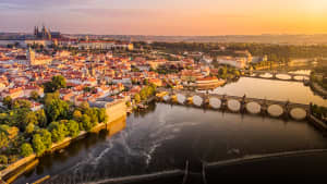 Eine Luftaufnahme von Prag mit den Sehenswürdigkeiten Mosel, Karlsbrücke, Veitsdom und Burg