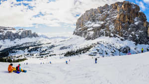 Skifahrer im Skigebiet Sella Ronda in Südtirol