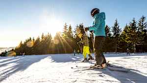 Skifahrer im Skigebiet Orlicke Hory in Tschechien