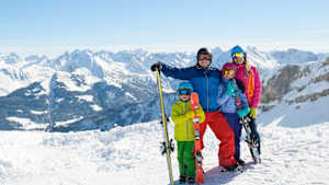 Eine Familie beim Skifahren in den Bergen