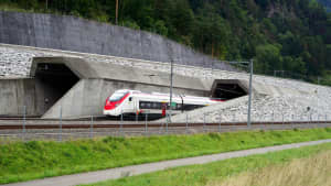 Ein Zug fährt durch den Gotthard-Tunnel