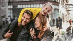 Familie beim Shoppen in der Innenstadt