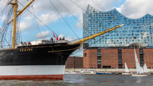 das Schiff "Peking" fährt an der hamburger Elbphilharmonie vorbei