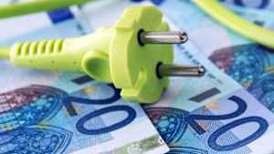 Ein Stromkabel liegt auf 20 Euro Scheinen