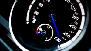 Tacho mit Höchstgeschwindigkeit 300km/h Maximal Speed 320km/h schnelles fahren