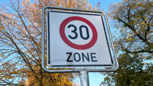 Zone Tempo 30 Schild in einer Strasse
