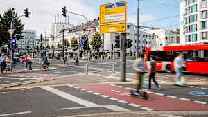 Verkehrsaufkommen an einer Kreuzung