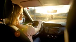 Jetzt Creative-Bilder suchen  Creative-Bilder Bilder Creative Editorial Videos Creative Editorial  Nach Bild oder Video suchen Frau fährt an einem Spätsommernachmittag mit ihrem Auto auf einer Straße