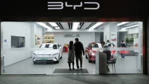 Ein paar schaut sich in einem Autohaus um