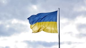 Eine Ukrainische Flagge vor einem wolkenverhangenem Himmel