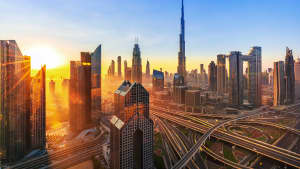 Stadtansicht von Dubai bei Sonnenaufgang