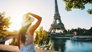 Frau blickt auf den Eifelturm in Paris