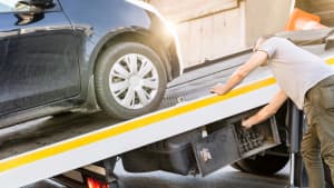 Ein auto wird abgeschleppt
