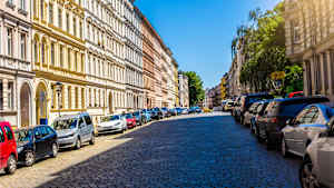 Autos Parken rechts und links an einer Strasse in Berlin