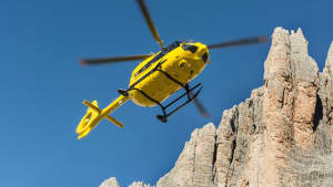 Ein Helikopter der Bergrettung fliegt am Himmel