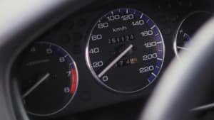 Tacho und Drehzahlmesser in einem Auto