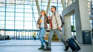 Ein Paar eilt durch den Flughafen