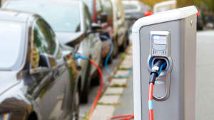 Auto an einer E-Ladestation