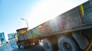Ein LKW fährt auf einer Bundesstrasse