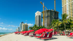 Bauarbeiten an einem Hotel am Strand von Miami